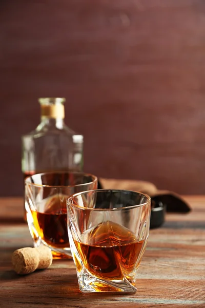 Whisky auf Holzgrund — Stockfoto