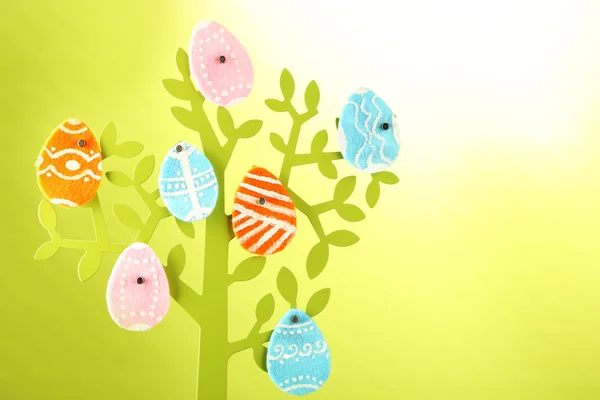 Пасхальные яйца на декоративной елке на красочном фоне — стоковое фото
