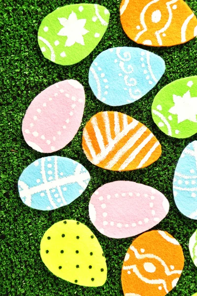 Kleurrijk voelde Pasen eieren op gras close-up — Stockfoto