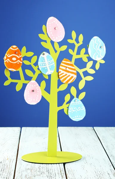 Senti ovos de Páscoa na árvore decorativa em fundo colorido — Fotografia de Stock