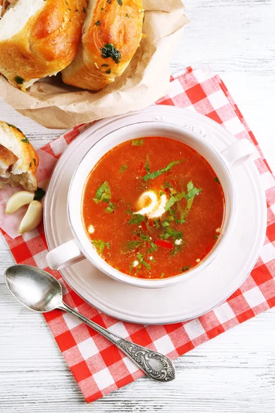 La sopa ucraniana de remolacha - borscht, sobre la servilleta, sobre el fondo de madera — Foto de Stock