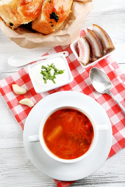 Sopa de beterraba ucraniana - borscht, em guardanapo, em fundo de madeira — Fotografia de Stock