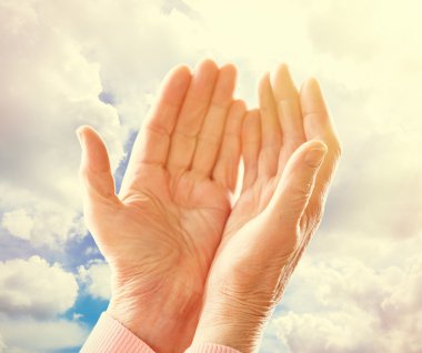 Eski eller kadın bulutlar arka plan üzerinde