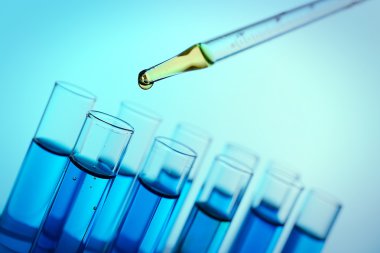 Sıvı test tüpleri yakın çekim birine ekleyerek pipet