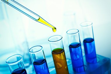 Sıvı test tüpleri yakın çekim birine ekleyerek pipet