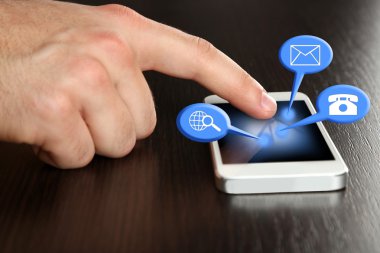 Tablo ve düğmeleri etrafında akıllı telefon