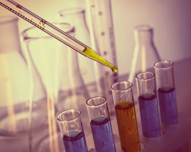 Sıvı test tüpleri yakın çekim birine ekleyerek pipet