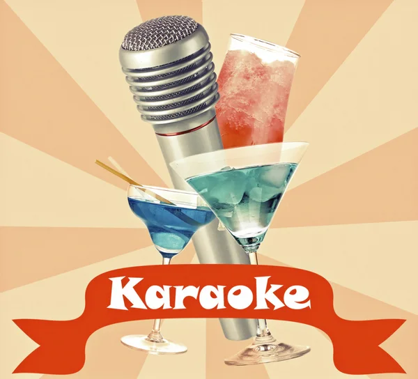 Micrófono de plata y cócteles sobre fondo retro de color, concepto de karaoke — Foto de Stock