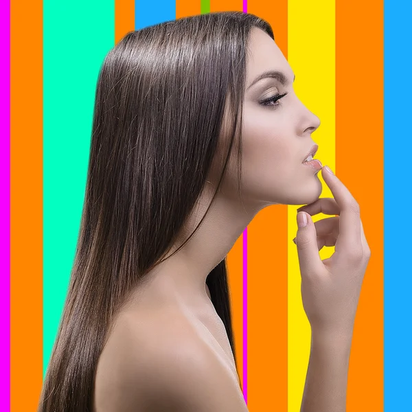 Hermosa mujer joven con el pelo largo sobre fondo colorido —  Fotos de Stock