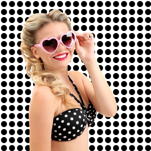 Mooie glamour meisje op polka dots achtergrond — Stockfoto