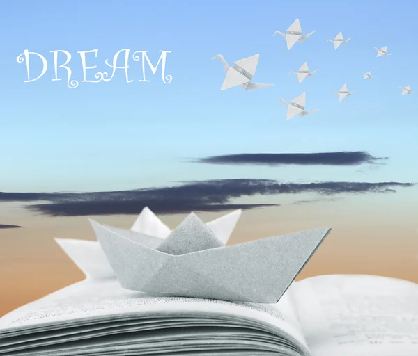 Origami båtar på bok om himmel bakgrund — Stockfoto