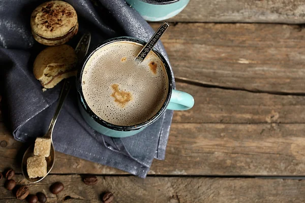 Leckerer Cappuccino auf dem Tisch — Stockfoto