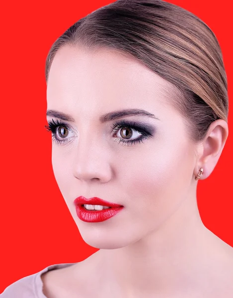 Retrato de mujer joven, sobre fondo rojo — Foto de Stock