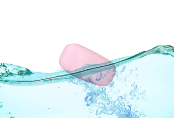 Aromatische roze zeep in water splash geïsoleerd op wit — Stockfoto