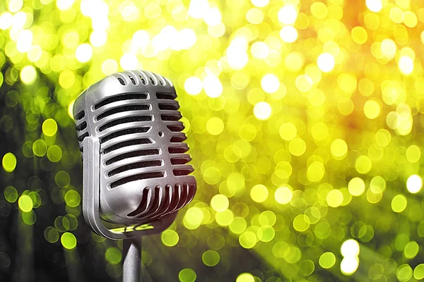 Parlak zemin, Karaoke kavramı üzerine Retro mikrofon