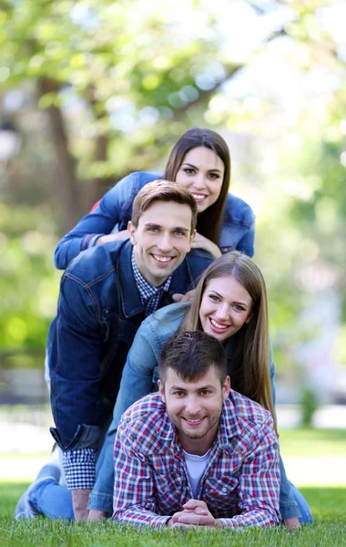 Happy vrienden in park — Stockfoto