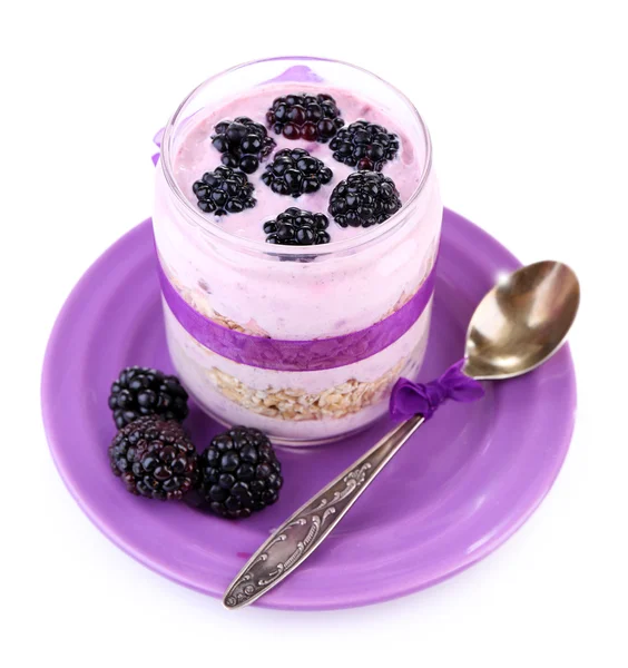 Zdrowe śniadanie - jogurt z musli, serwowane w szklanym słoiku, na białym tle i BlackBerry — Zdjęcie stockowe