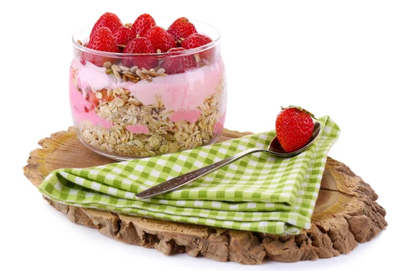 Petit déjeuner sain - yaourt aux fraises et muesli servi dans un bocal en verre, sur une planche de bois, isolé sur du blanc — Photo