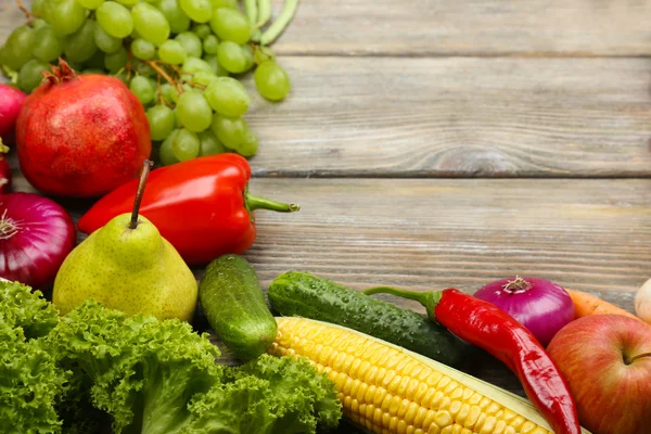 Marco con verduras y frutas — Foto de Stock