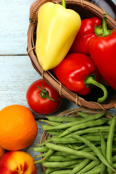 Verse biologische groenten en fruit op houten ondergrond — Stockfoto