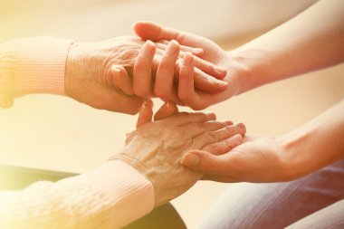 Yaşlı ve genç açık renkli, closeup elele