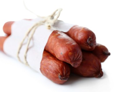 beyaz izole ince Sosis füme