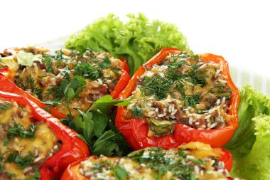 Peçete üzerinde plaka üzerinde kırmızı biber dolması yakın çekim