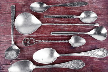 Ahşap arka plan üzerinde metal kaşık