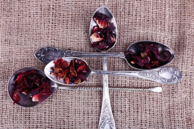 Çul kumaş zemin üzerine kaşık çay