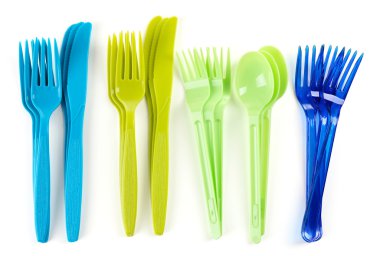 Parlak plastik tek kullanımlık sofra üzerinde beyaz izole