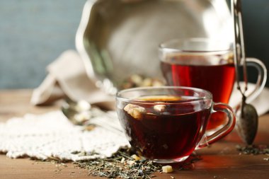 Ahşap masa üzerinde bitki çayı ile güzel vintage kompozisyon