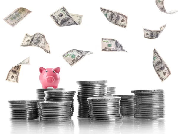 Sparschwein steht auf einem Stapel von Münzen isoliert auf weiß — Stockfoto