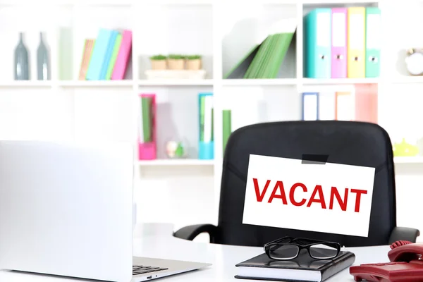 Ufficio posto di lavoro con segno vacante — Foto Stock