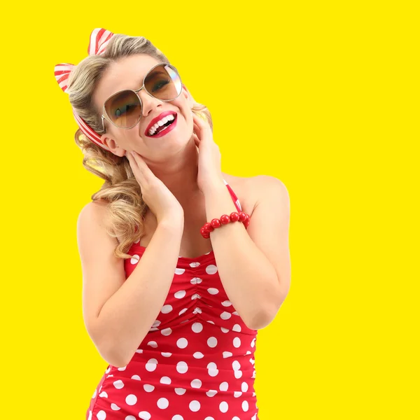 Menina bonita com sorriso bonito em estilo pinup no fundo amarelo — Fotografia de Stock