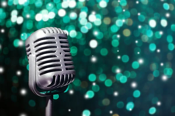 Microfone retro em fundo brilhante, conceito de karaoke — Fotografia de Stock