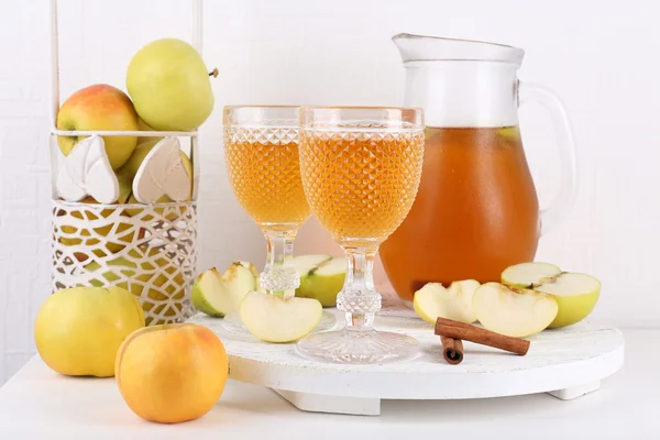 Nature morte avec du cidre de pomme savoureux et des pommes fraîches — Photo