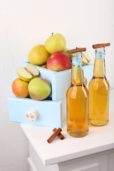 Asetelma maukkaita omenasiideriä ja tuoreita omenoita — kuvapankkivalokuva