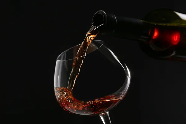 Red wine pouring into wine glass, close-up — Stock Photo, Image