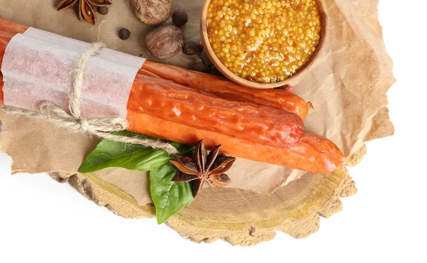 Gerookte dunne worst, mosterd in kom en specerijen op houten snijplank, geïsoleerd op wit — Stockfoto