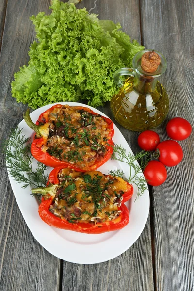 Pimientos rojos rellenos con verduras y verduras en la mesa de cerca —  Fotos de Stock