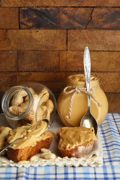 Smaczne kanapki ze świeżego masła orzechowego na drewniane tła — Zdjęcie stockowe