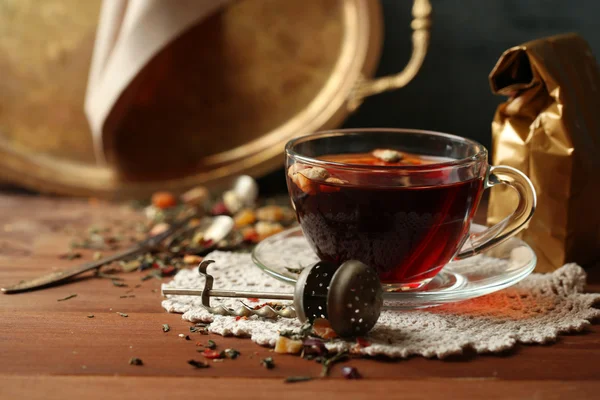 Hermosa composición vintage con té de hierbas, en mesa de madera — Foto de Stock