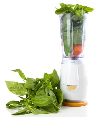 Blender ile üzerine beyaz izole taze sebze