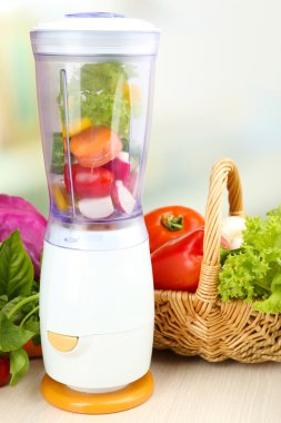 Blender ile mutfak masasının üzerinde taze sebze