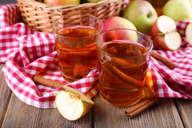 elma suyu ve ahşap masa üzerinde taze elma ile natürmort