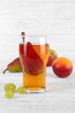 ahşap masa üzerine taze meyve ile lezzetli bir yaz içeceği