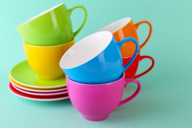 Renkli bardak ve tabaklar renk arka plan üzerinde