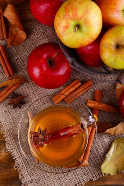 Elma tarçın, taze elma ve ahşap arka plan üzerinde sonbahar yaprakları ile kompozisyon