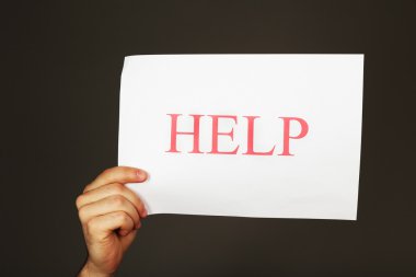 Kağıdın yardımıyla koyu arka plan üzerinde erkek elinde kayıt