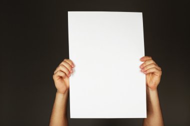 Erkek eli boş kağıt
